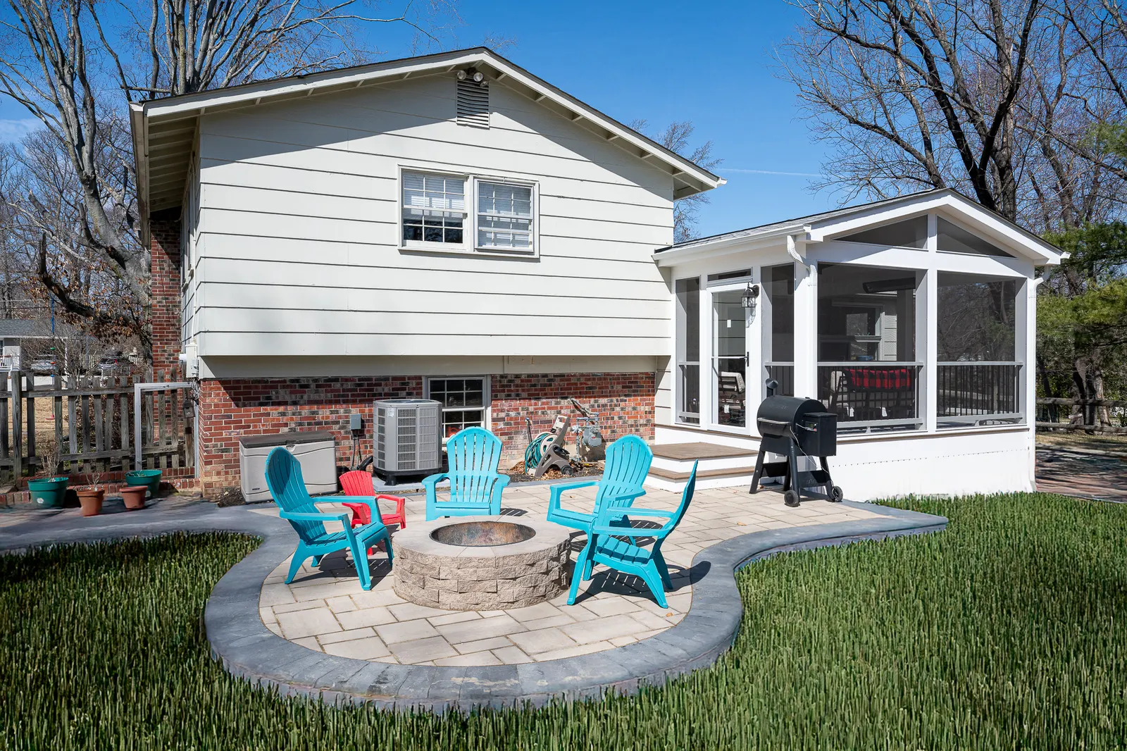 Screened porch & fire-pit patio · Alexandria, VA